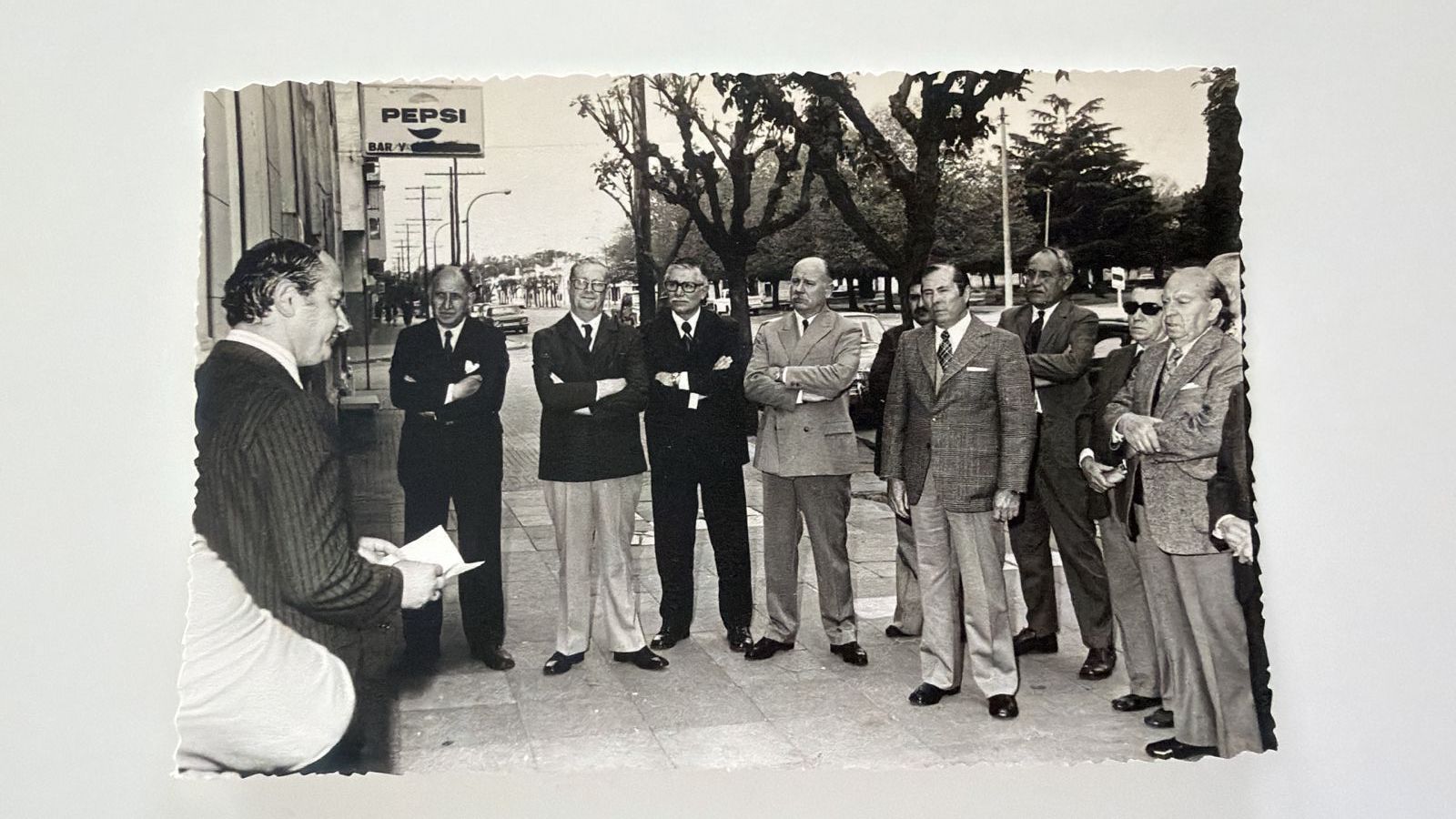 Dirigentes en la vereda de la sede histórica